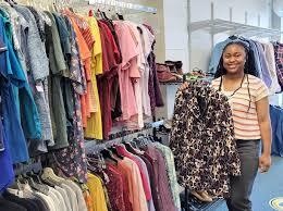 👗 LESSON 20 — AT THE CLOTHING STORE